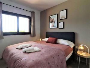 Un dormitorio con una cama con dos toallas encima. en Apartamento moderno en San Juan de los Terreros, cerca de la playa y piscina - ES-376-1, en Pulpí 28 fotos más