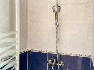 una doccia con soffione in un bagno di Gîte charmant à Veuzain-sur-Loire, proche des châteaux - FR-1-491-470 a Veuzain-sur-Loire Altre 15 foto
