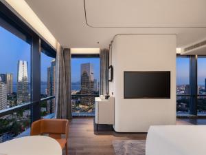 TV a/nebo společenská místnost v ubytování Aden Hotel Shenzhen Nanshan
