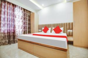 Postel nebo postele na pokoji v ubytování Hotel O Dhruva Residency