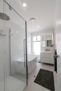 Bilik mandi di Ikigai Bush Retreat