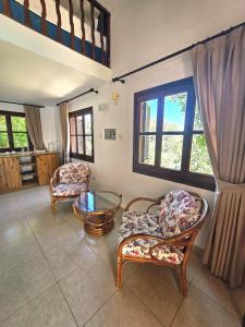 Гостиная зона в Five Fingers Holiday Bungalows