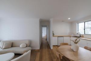 Ruang duduk di Ikigai Bush Retreat