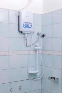 una doccia in bagno con tubo a muro di Grafo a Kampala