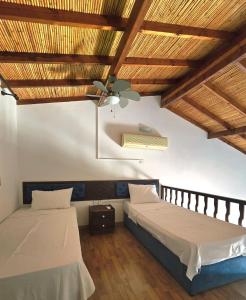Кровать или кровати в номере Five Fingers Holiday Bungalows