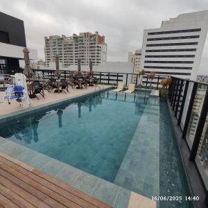 a swimming pool on the roof of a building at Apto no All Batel finamente mobiliado perto do shopping Curitiba in Curitiba