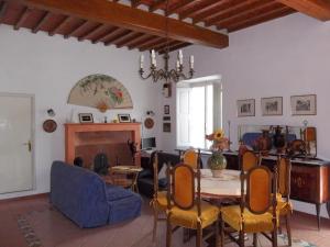 un soggiorno con tavolo e sala da pranzo di Casa David a Calci