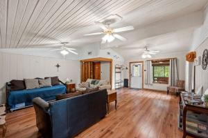 Χώρος καθιστικού στο 1 Tiny Town Hico Spacious Cabin Animals Fire Pit +63 φωτογραφίες