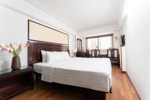 Postel nebo postele na pokoji v ubytování Little Hanoi Hotel