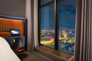 Rúm í herbergi á Yuanshe Yiju Hotel