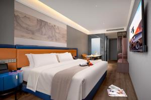 Rúm í herbergi á Yuanshe Yiju Hotel