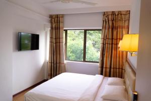 TV a/nebo společenská místnost v ubytování Borneo Suites Hotel