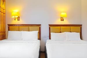 Postel nebo postele na pokoji v ubytování Borneo Suites Hotel