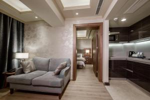 un soggiorno con un divano e una camera da letto di Gems Hotel a Beirut