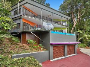 Edge HillにあるPlanchonella Rainforest Pavilionのバルコニーと木々が備わる大きな建物