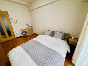 Postel nebo postele na pokoji v ubytování 1 stop from the Nagoya Station area & Entire apartment