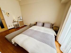 Postel nebo postele na pokoji v ubytování 1 stop from the Nagoya Station area & Entire apartment