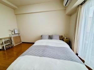 Postel nebo postele na pokoji v ubytování 1 stop from the Nagoya Station area & Entire apartment