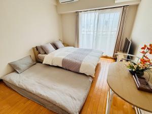Postel nebo postele na pokoji v ubytování 1 stop from the Nagoya Station area & Entire apartment
