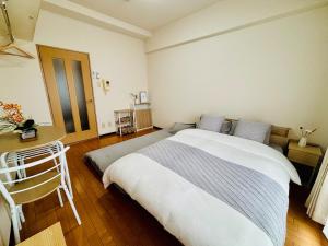 Postel nebo postele na pokoji v ubytování 1 stop from the Nagoya Station area & Entire apartment