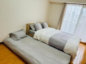 Postel nebo postele na pokoji v ubytování 1 stop from the Nagoya Station area & Entire apartment