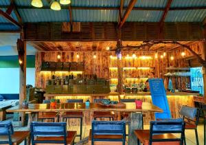 Ο χώρος του lounge ή του μπαρ στο Y Kim House Mang Đen