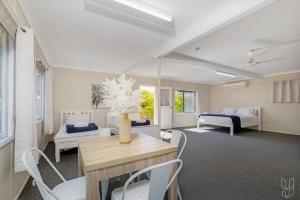 Ένα ή περισσότερα κρεβάτια σε δωμάτιο στο Overlooking Keppel Bay