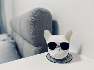 una maschera con occhiali da sole su un tavolo con un divano di T8 Penthouse Suite a Sydney