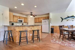 Una cocina con mesa y sillas y un refrigerador. en 6045 - Summer Fun II, en Nags Head