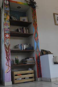 a room with a book shelf filled with books at Che Parce in Samaipata