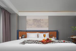 Rúm í herbergi á Yuanshe Yiju Hotel