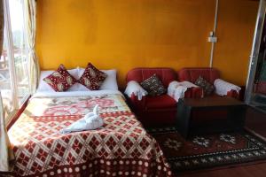 Fewa View Cottage Yoga Retreat Pokhara客房内的一张或多张床位