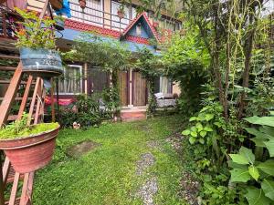 Fewa View Cottage Yoga Retreat Pokhara外面的花园