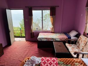 Fewa View Cottage Yoga Retreat Pokhara客房内的一张或多张床位