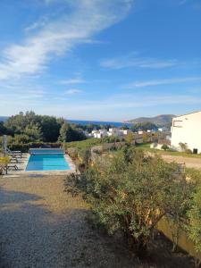 Villa mit Pool und Bergen im Hintergrund in der Unterkunft Villa Padulina au bord de la mer avec piscine in Galeria