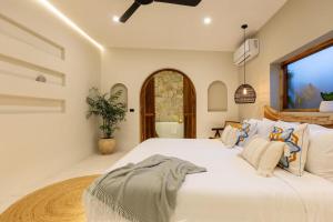 a bedroom with a large white bed and a window at 3min walk to the beach, night market, restaurant, Humble House 2 in Amphoe Koh Samui