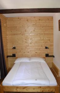 Postel nebo postele na pokoji v ubytování Casa "Cabana Varciorog Arieseni"