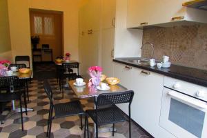 ローマにあるTermini Guesthouseのキッチン(テーブル、椅子、シンク付)