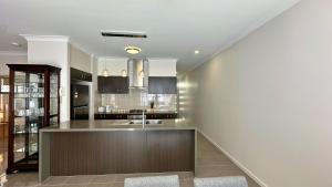 eine Küche mit Spüle und Arbeitsplatte in der Unterkunft Sienna Rise - Walk to Westfield sleeps 6 North Lakes in North Lakes