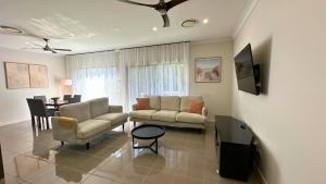 ein Wohnzimmer mit Sofa und Tisch in der Unterkunft Sienna Rise - Walk to Westfield sleeps 6 North Lakes in North Lakes