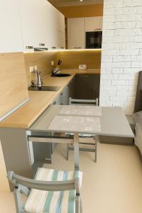 una pequeña cocina con mesa y barra en Marvel Delux Private Studio, en Sunny Beach