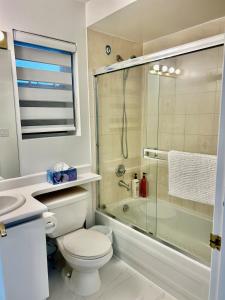 Koupelna v ubytování Vancouver home Psalm 37