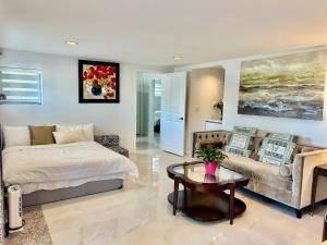 Postel nebo postele na pokoji v ubytování Vancouver home Psalm 37