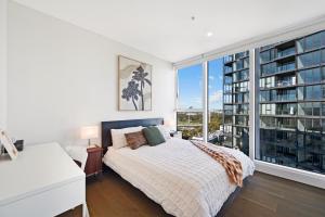 Katil atau katil-katil dalam bilik di Breathtaking Views Modern 2BR Pool, Parking, Gym +24 gambar