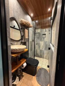 Koupelna v ubytování Safari Glamping By Ohana Green Home + 22 fotografií