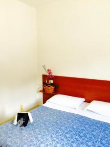 Villaggio Club Baia di Paradiso في بيسكيتشي: غرفة نوم مع سرير مع لوح خشبي للرأس