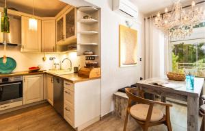 Kuchyňa alebo kuchynka v ubytovaní Two-Bedroom Apartment In Ivan Dolac