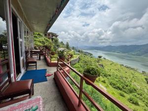博卡拉Fewa View Cottage Yoga Retreat Pokhara的河景阳台
