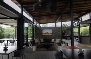 TV a/nebo společenská místnost v ubytování Umoya Safari Lodge