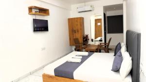TV a/nebo společenská místnost v ubytování Hotel The Grand Jashi Residency